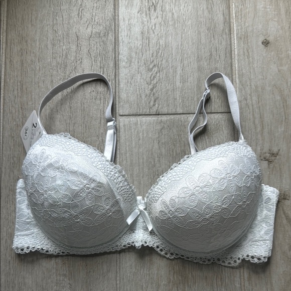 Elegant White Lace Bra - Picture 1 of 5